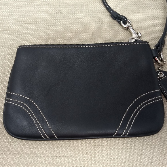COACH BLACK LEATHER WRISTLET - Picture 2 of 4